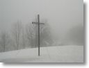 Gipfelkreuz im Nebel